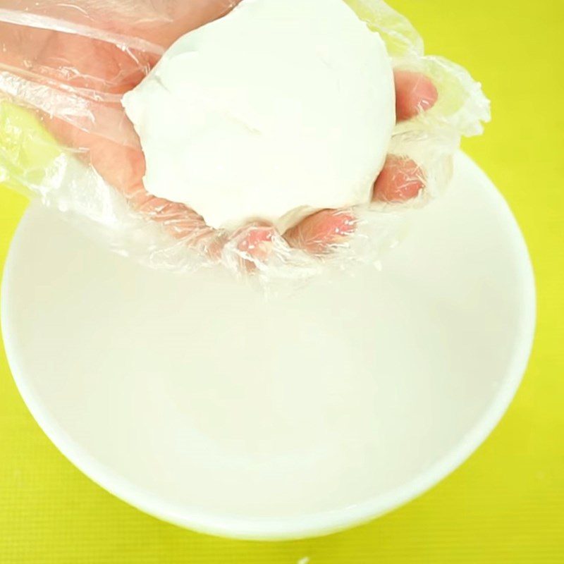 Step 1 Mixing and kneading dough for cheese-filled rice cakes