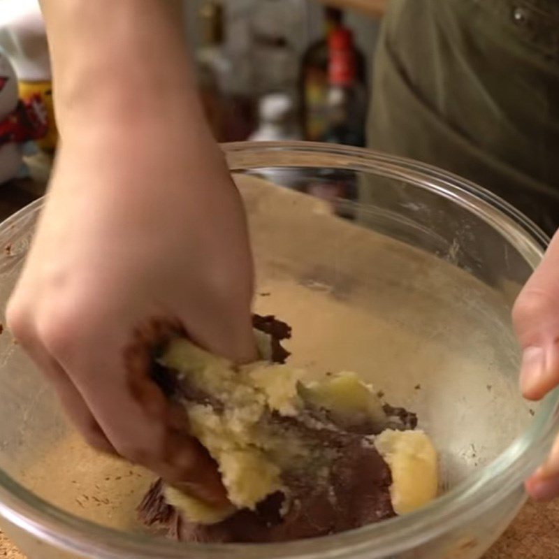 Step 4 Mixing and kneading the dough Stollen chocolate cake