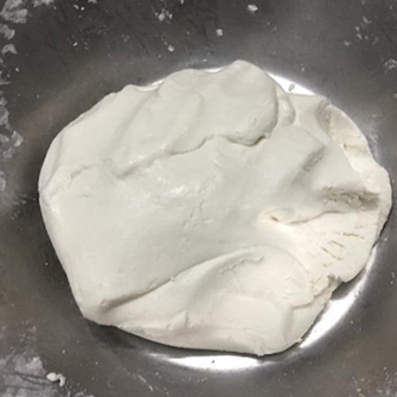 Step 1 Mixing and kneading dough for Bánh giầy (recipe shared by a user)