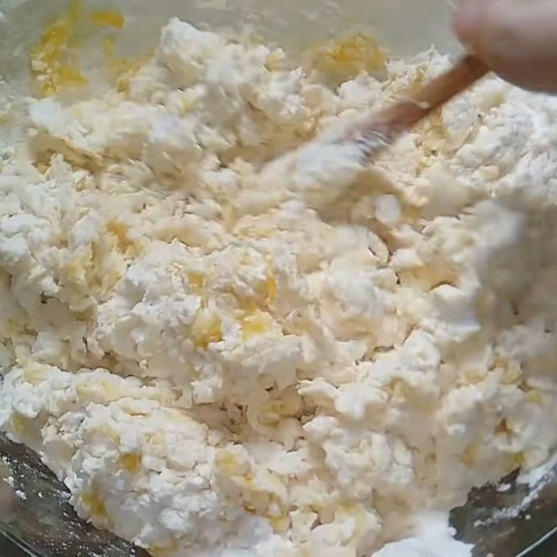 Step 1 Mixing and kneading the dough for Chinese Fresh Noodles