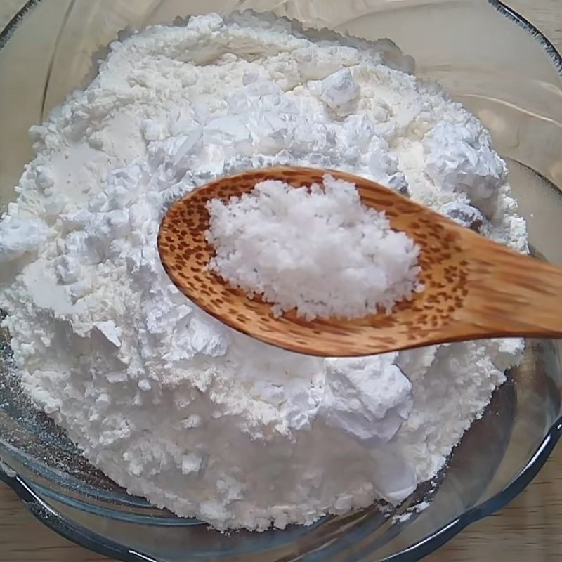 Step 1 Mixing and kneading the dough for Chinese Fresh Noodles