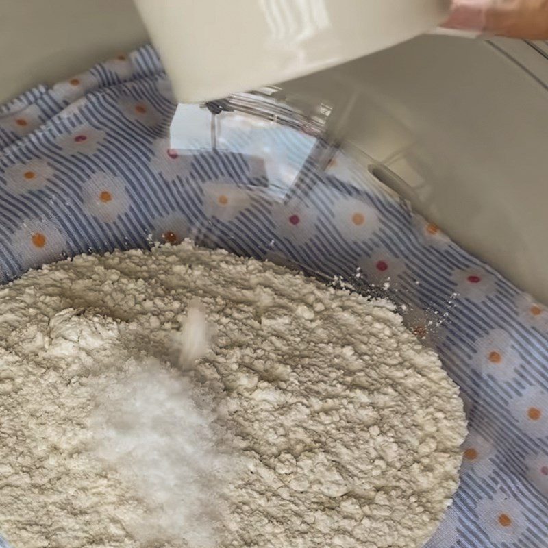 Step 1 Mixing and kneading the dough for the first time Mini Chrysanthemum Bread