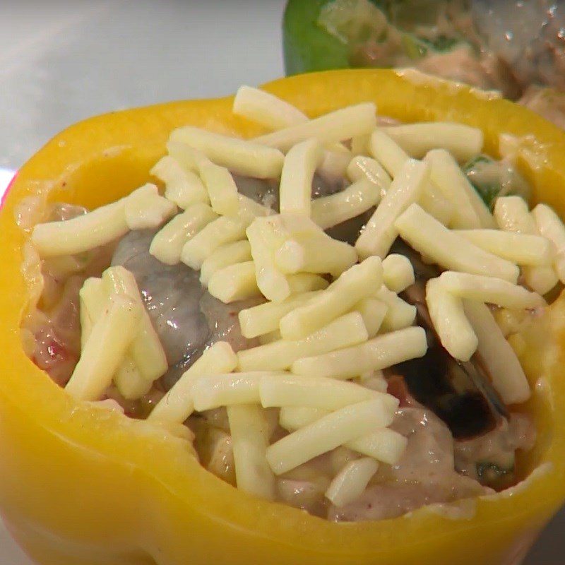 Step 4 Mix and stuff the filling for stuffed seafood bell peppers