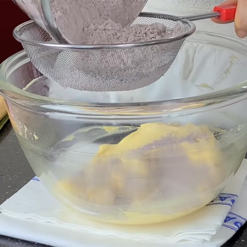 Step 2 Mix and sift the chocolate dough mixture for the fruit tart in a cup shape