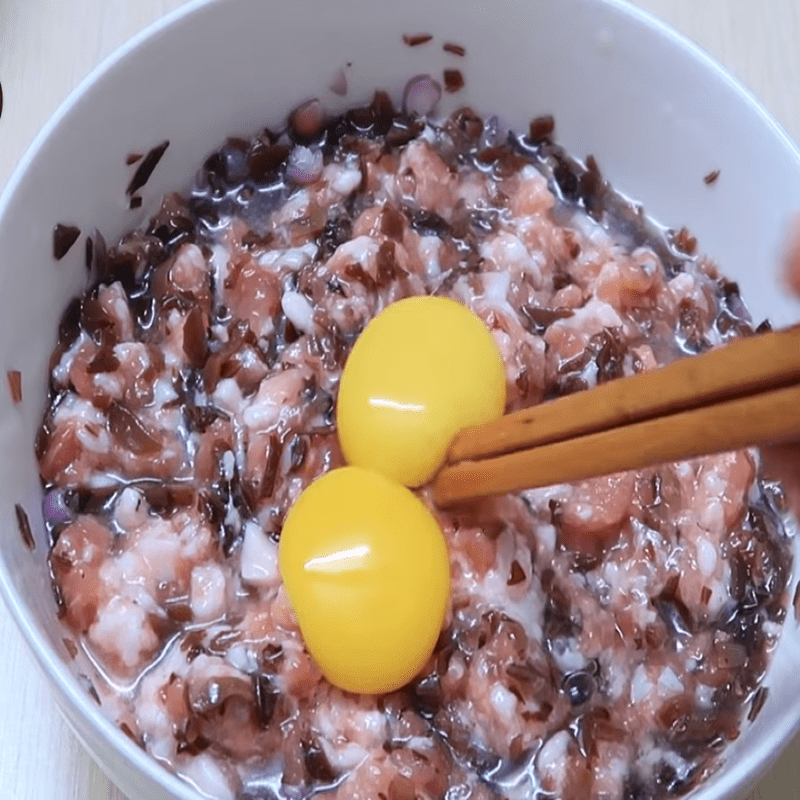 Step 3 Mixing and marinating the meat mixture Salted egg steamed meat