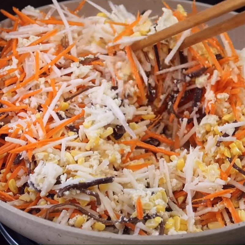 Step 3 Mix and stir-fry vegetables Vegetarian spring rolls with mung beans