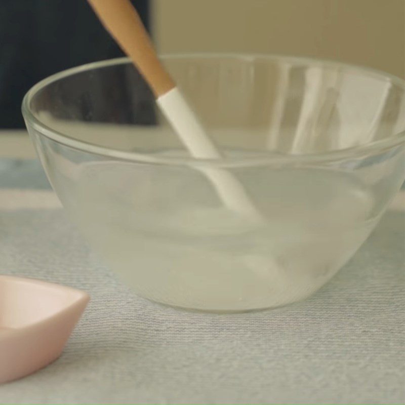 Step 2 Mix whipping cream and pour into the mold for watermelon jelly cheesecake