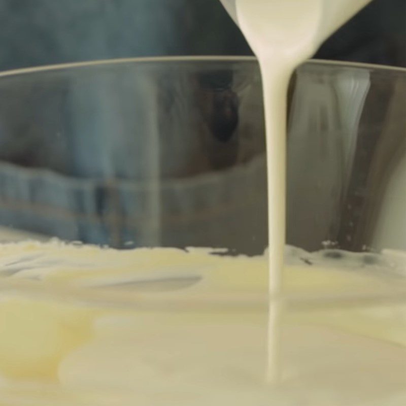 Step 2 Mix whipping cream and pour into the mold for watermelon jelly cheesecake