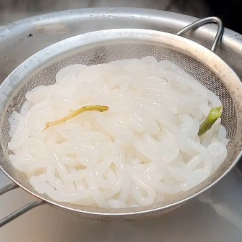 Step 4 Blanching rice noodles and finishing vegetarian satay rice noodle