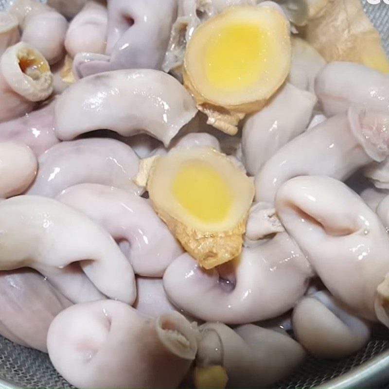 Step 3 Blanch fish stomach Fish stomach stir-fried with onion