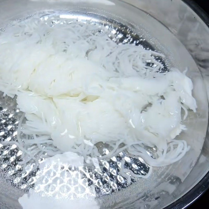 Step 4 Blanching the noodles for canned sardine noodles