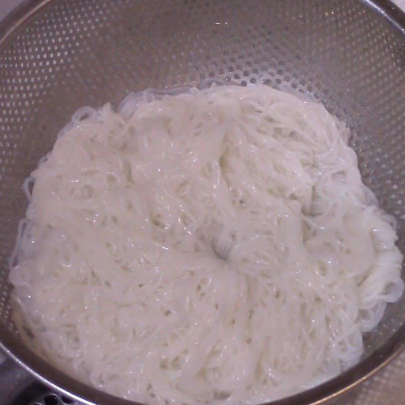 Step 1 Blanch the rice noodles for the teriyaki salmon spring rolls