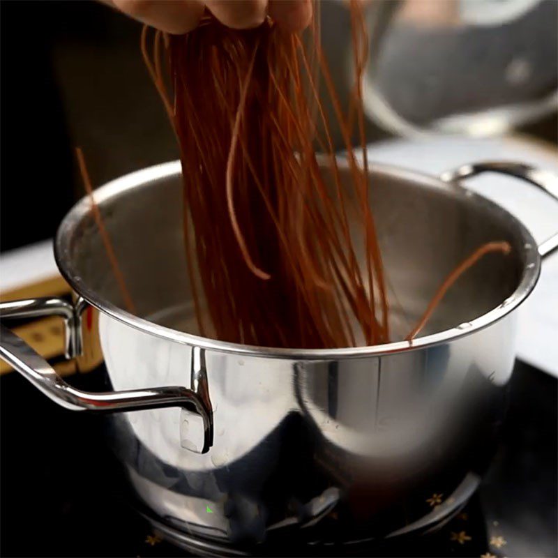 Step 1 Blanch the noodles Brown Rice Noodles with vegetables and beef