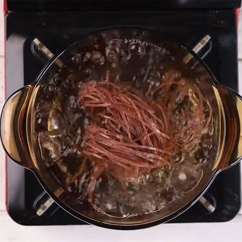 Step 2 Blanch the ingredients Brown rice noodles mixed with vegetables and crab sticks