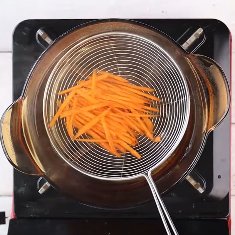 Step 2 Blanch the ingredients Brown rice noodles mixed with vegetables and crab sticks