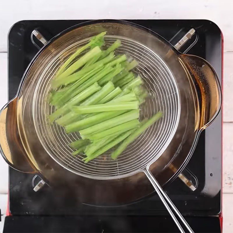 Step 2 Blanch the ingredients Brown rice noodles mixed with vegetables and crab sticks