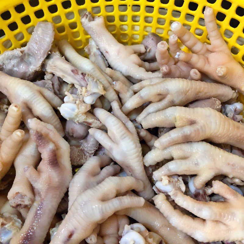 Step 2 Blanching chicken feet Chicken feet stewed with peanuts and cucumber