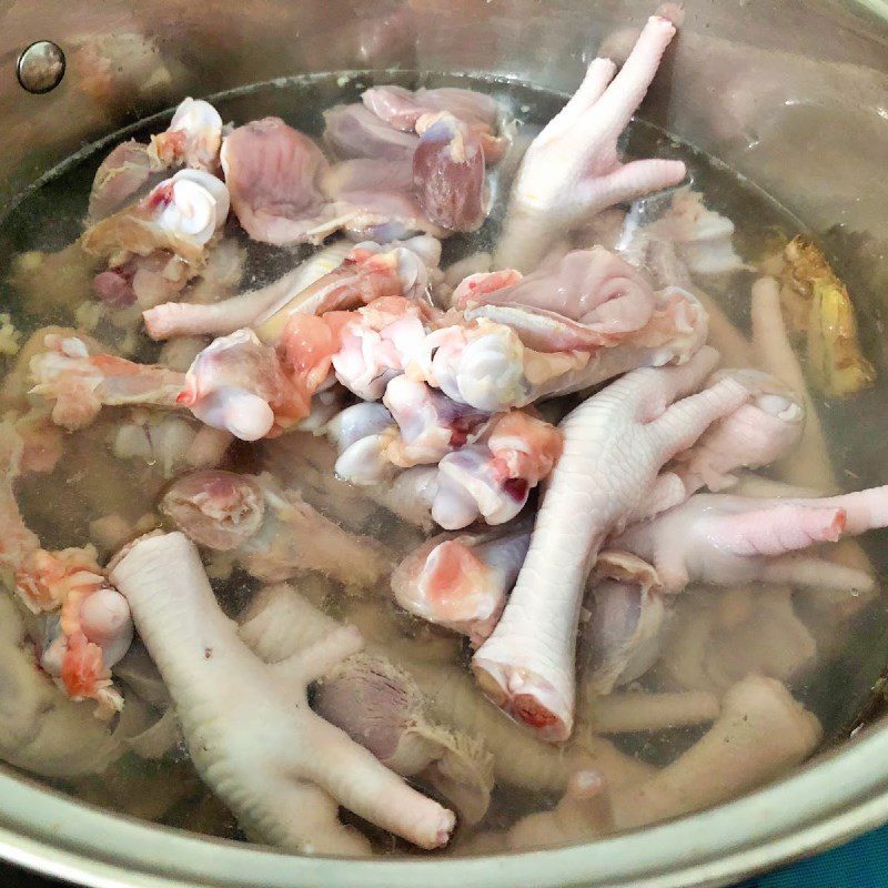 Step 2 Blanching chicken feet Chicken feet stewed with peanuts and cucumber