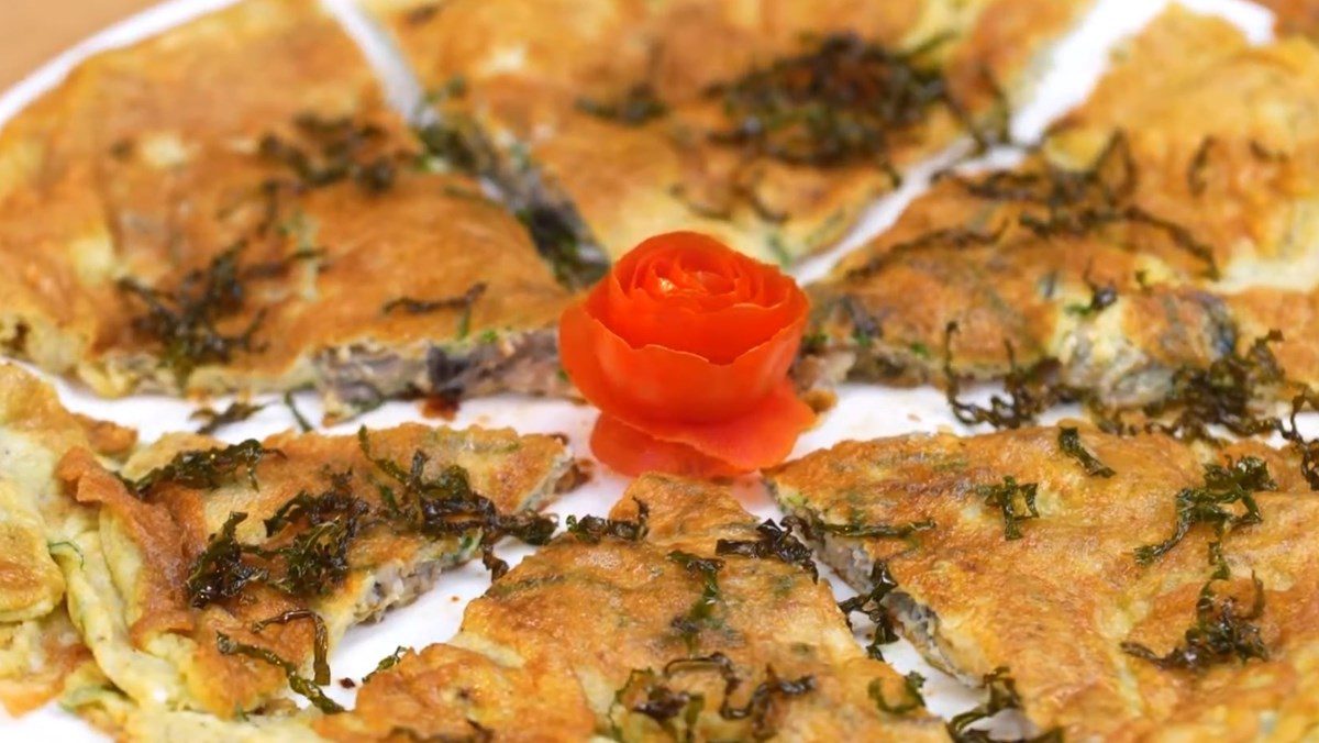 Fried eggs with oyster leaves