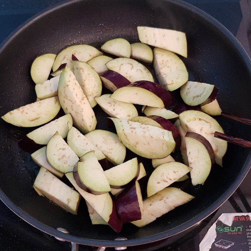 Step 4 Stir-fried eggplant with tofu and Vietnamese pepperleaf Eggplant stir-fried with garlic and chili tofu