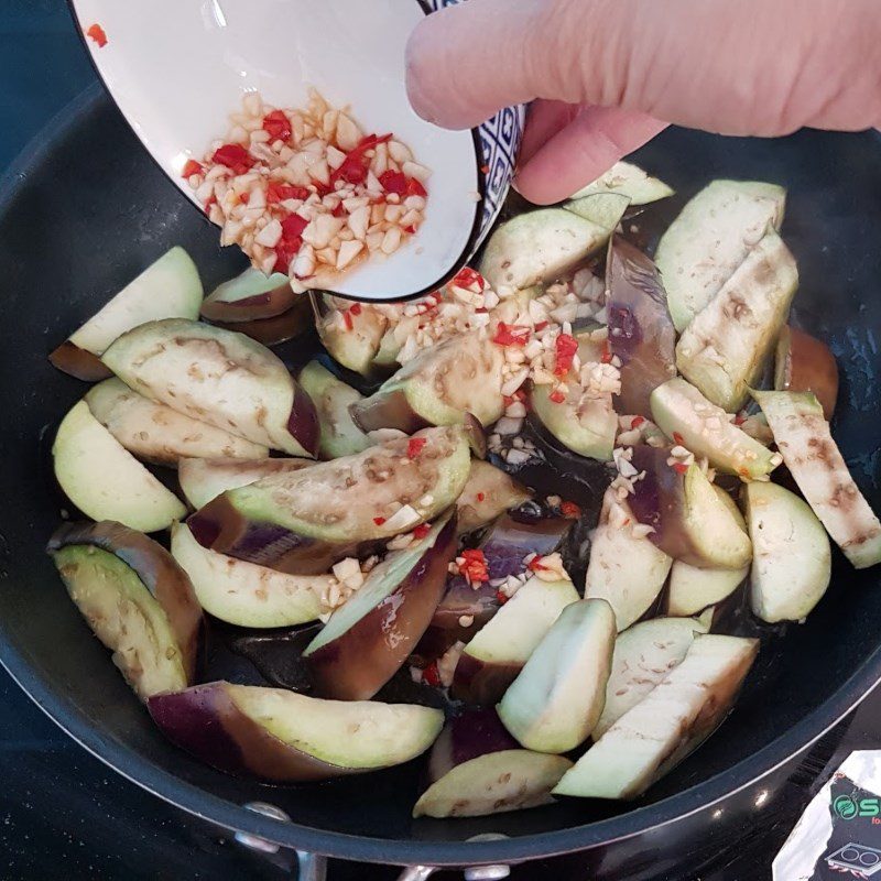 Step 4 Stir-fried eggplant with tofu and Vietnamese pepperleaf Eggplant stir-fried with garlic and chili tofu