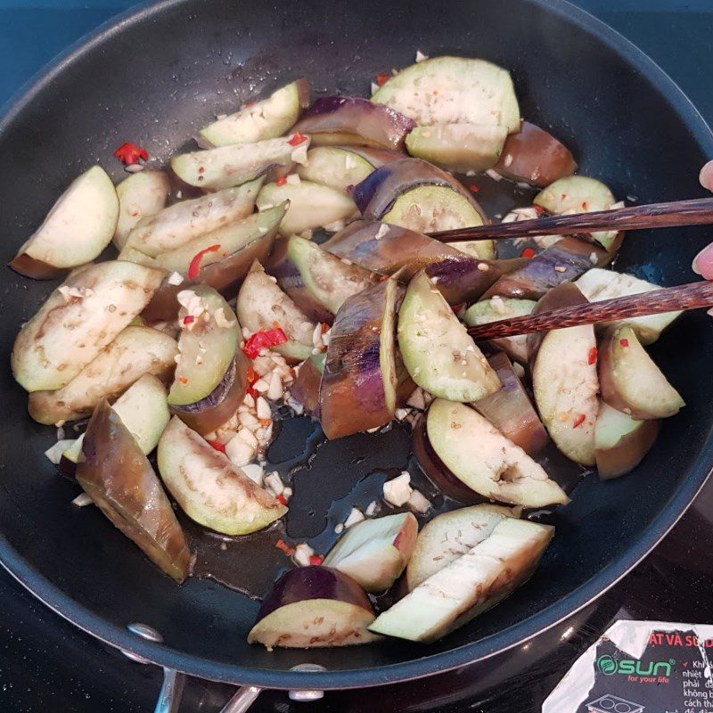 Step 4 Stir-fried eggplant with tofu and Vietnamese pepperleaf Eggplant stir-fried with garlic and chili tofu