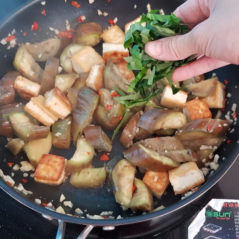 Step 4 Stir-fried eggplant with tofu and Vietnamese pepperleaf Eggplant stir-fried with garlic and chili tofu