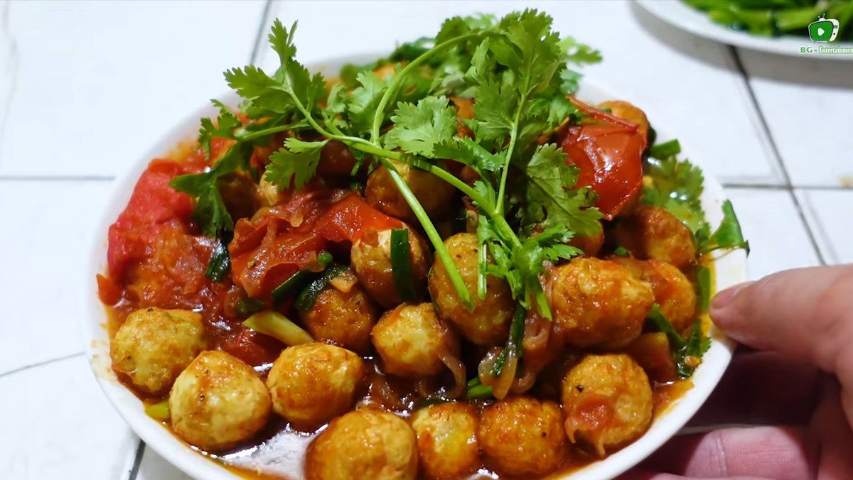 Fried quail eggs with tomato sauce