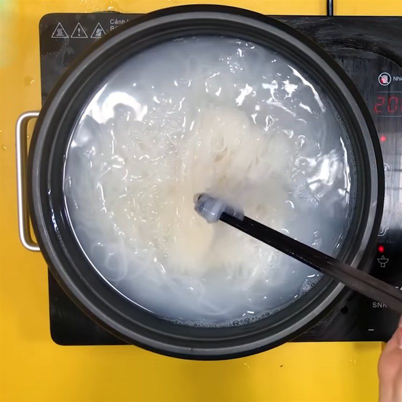 Step 5 Blanching the noodles Pork bone noodles