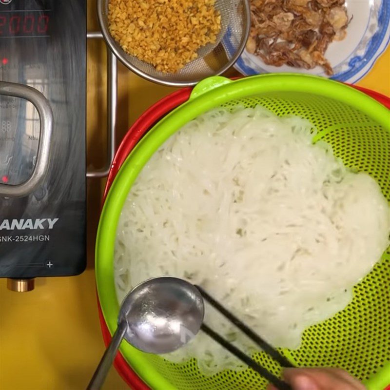 Step 5 Blanching the noodles Pork bone noodles