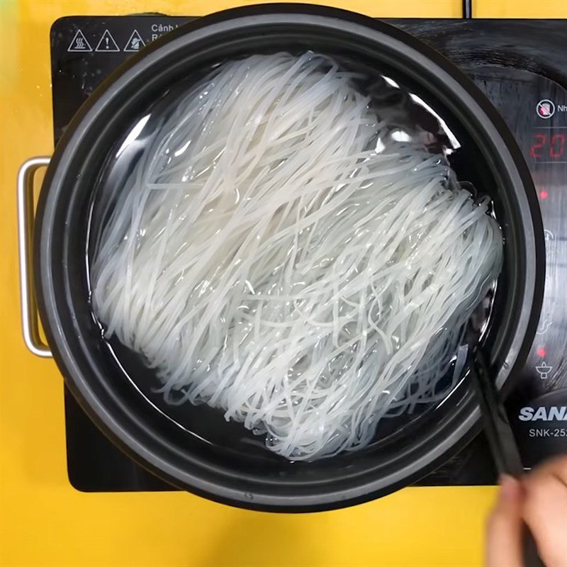 Step 5 Blanching the noodles Pork bone noodles