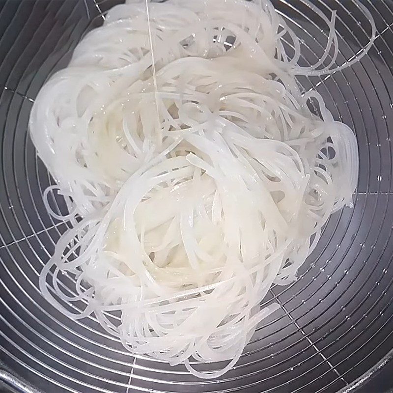 Step 5 Blanching rice noodles and bean sprouts Rice Noodles