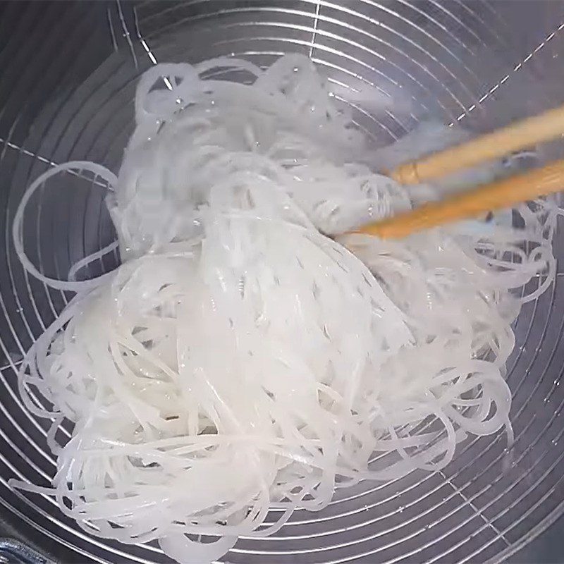 Step 5 Blanching rice noodles and bean sprouts Rice Noodles