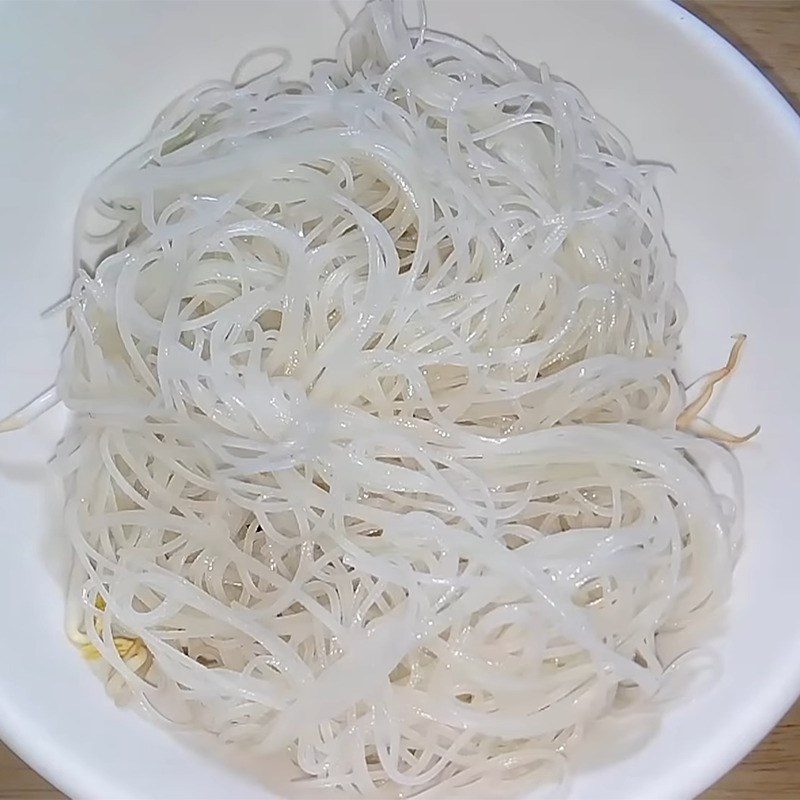 Step 5 Blanching rice noodles and bean sprouts Rice Noodles