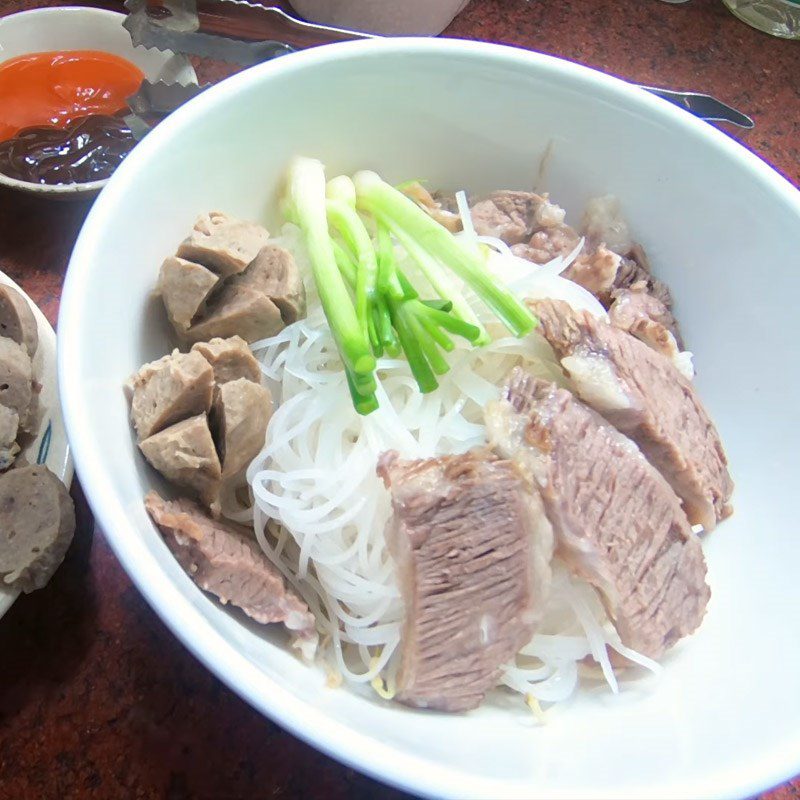 Step 6 Blanch the noodles and complete Beef noodle soup with beef balls