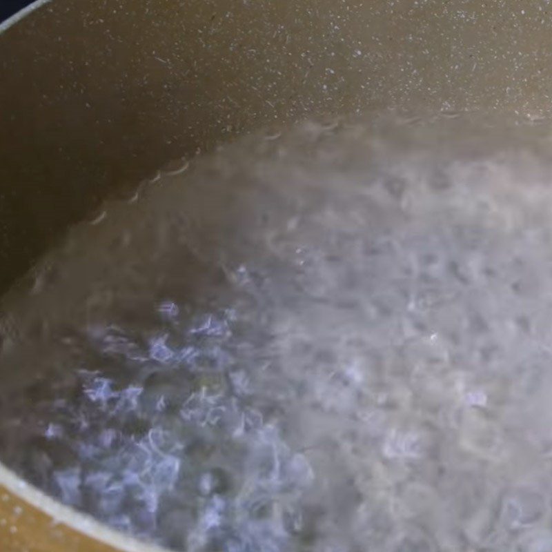 Step 6 Blanch the noodles for beef ball noodle soup