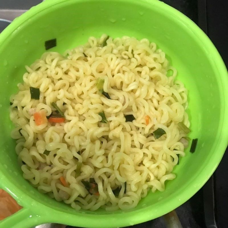 Step 3 Blanching noodles Spicy fried noodles