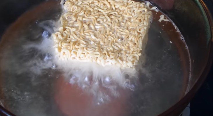 Step 4 Blanch the noodles Instant noodle burger