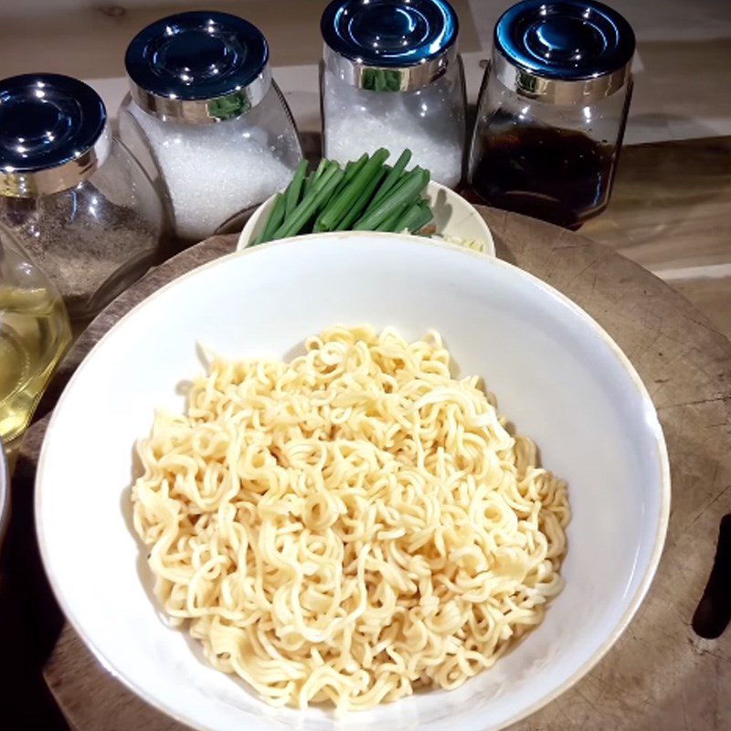 Step 2 Blanching noodles Stir-fried dried squid noodles