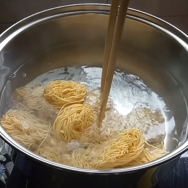 Step 4 Blanch the noodles for noodle mixed with char siu