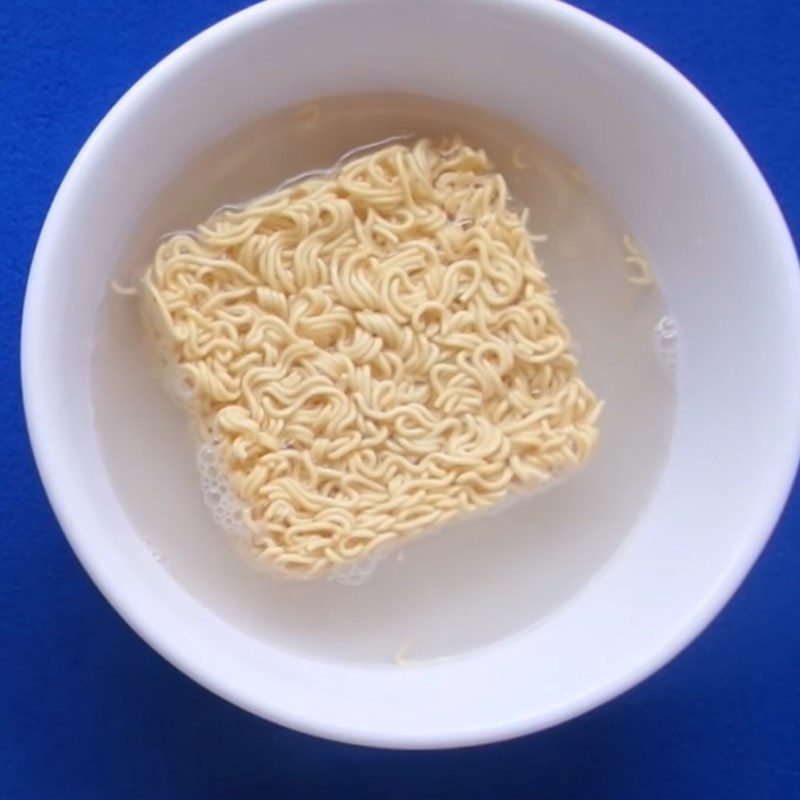 Step 2 Blanch the noodles for crispy fried noodle rolls