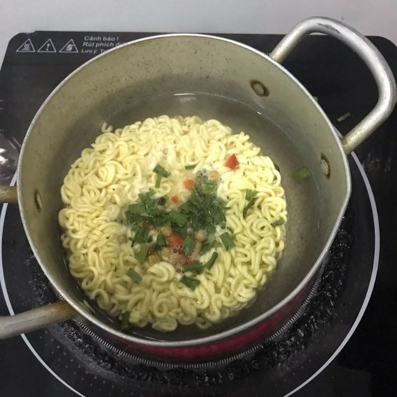 Step 3 Blanching noodles Spicy fried noodles