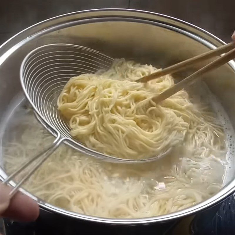 Step 4 Blanch the noodles for noodle mixed with char siu