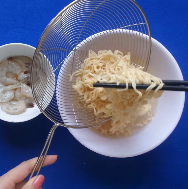 Step 2 Blanch the noodles for crispy fried noodle rolls