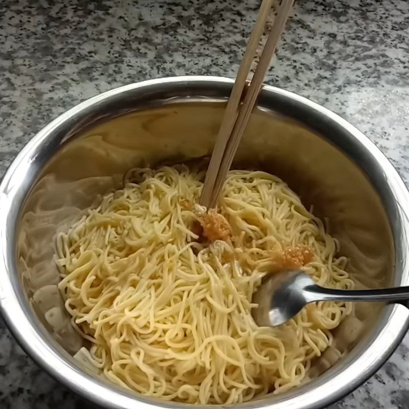 Step 4 Blanch the noodles for noodle mixed with char siu