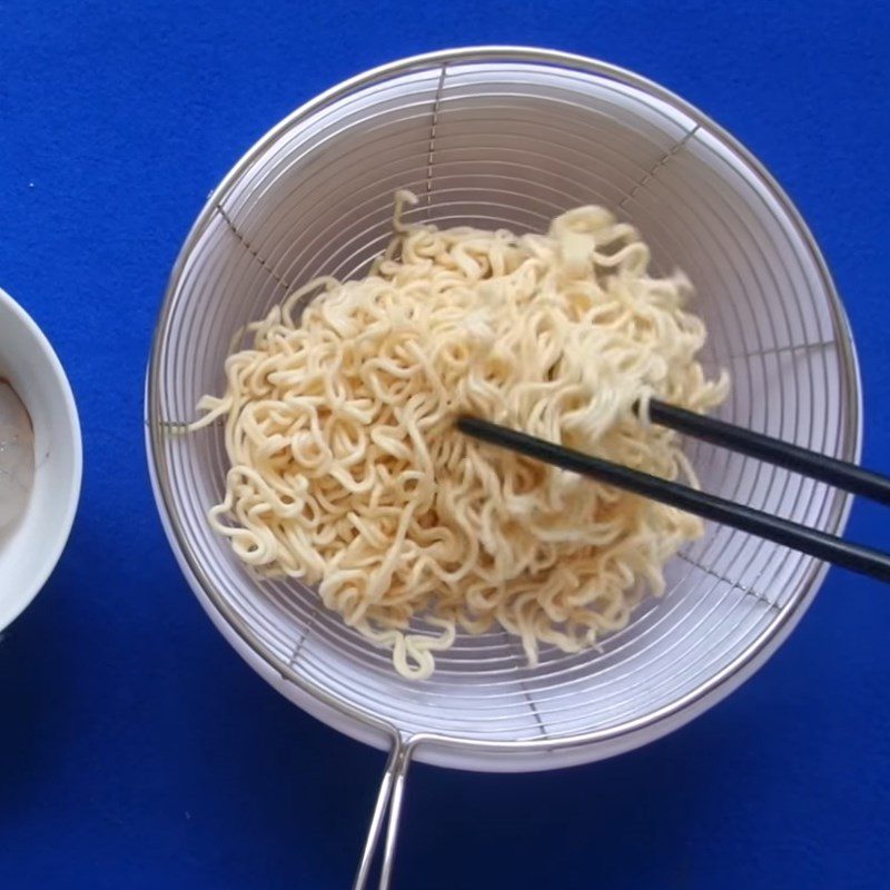 Step 2 Blanch the noodles for crispy fried noodle rolls