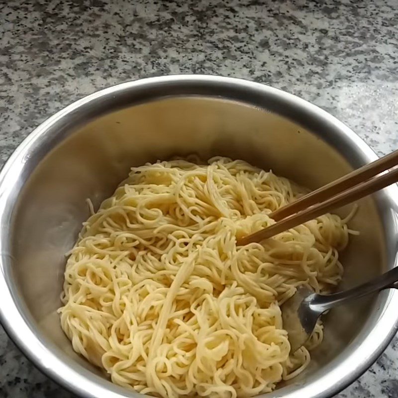 Step 4 Blanch the noodles for noodle mixed with char siu