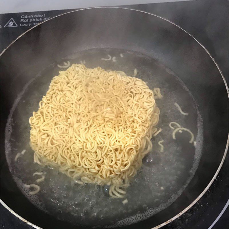 Step 1 Blanch the noodles Fried Egg Noodles