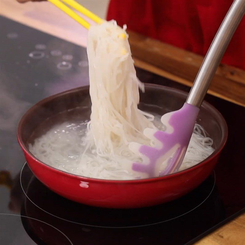 Step 3 Blanch the noodles Stir-fried chũ noodles with beef