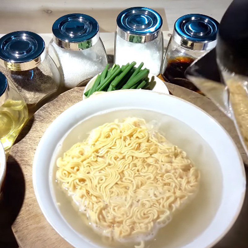 Step 2 Blanching noodles Stir-fried dried squid noodles